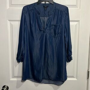 Intro. Women’s denim/Chambrey blouse with a V-neck & front pocket. Size Medium